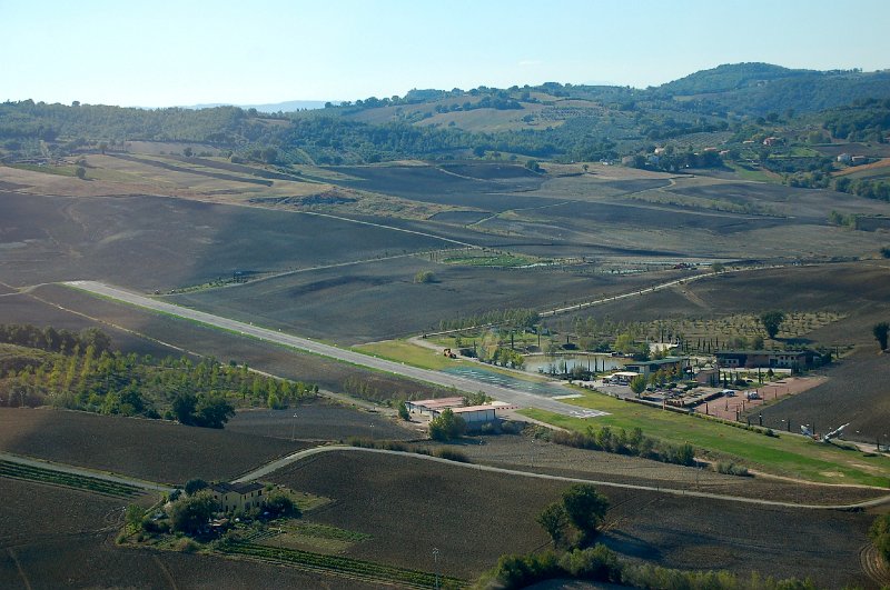 DSC_5437.JPG - Una sosta per acquisti all'aviosuperficie del Sagrantino