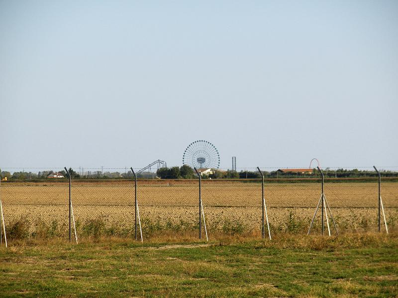 DSCN2131.JPG - Mirabilandia vista dall'aeroporto... direi vicina!