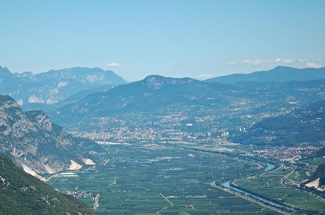 DSC_2239.JPG - La piana di Trento con i suoi meleti